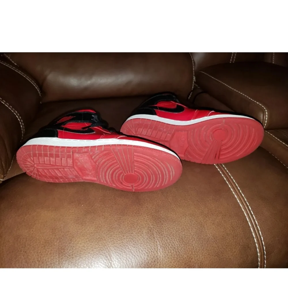 Nike Air Jordan 1 Mid Gym Red Banned Bred Shoes 554725-074 - Size 6Y - Picture 9 of 12